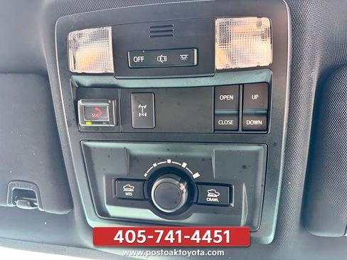 Used 2021 Toyota Tacoma TRD Off-Road w/ TRD Premium Off Road Package AWD/4WD image 18