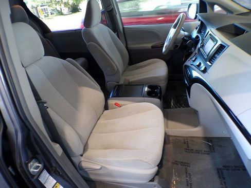 Used 2012 Toyota Sienna LE AWD/4WD image 18