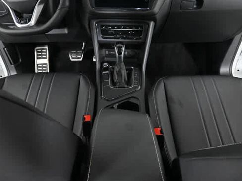 Used 2024 Volkswagen Tiguan SE R-Line FWD image 17