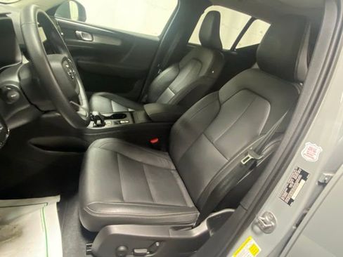 Used 2025 Volvo XC40 B5 Core image 11