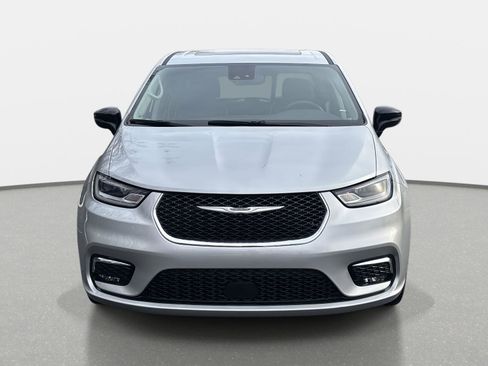 Used 2024 Chrysler Pacifica Limited image 2