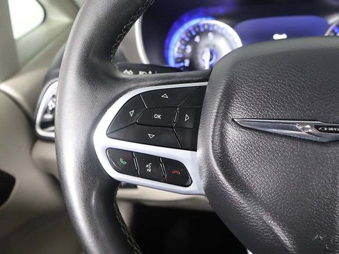Used 2023 Chrysler Pacifica Touring-L FWD image 38
