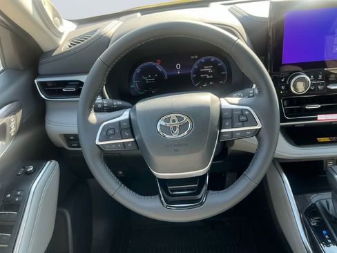 New 2026 Toyota Highlander Platinum AWD/4WD image 13