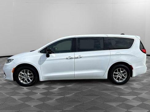 Used 2025 Chrysler Pacifica Select FWD image 7