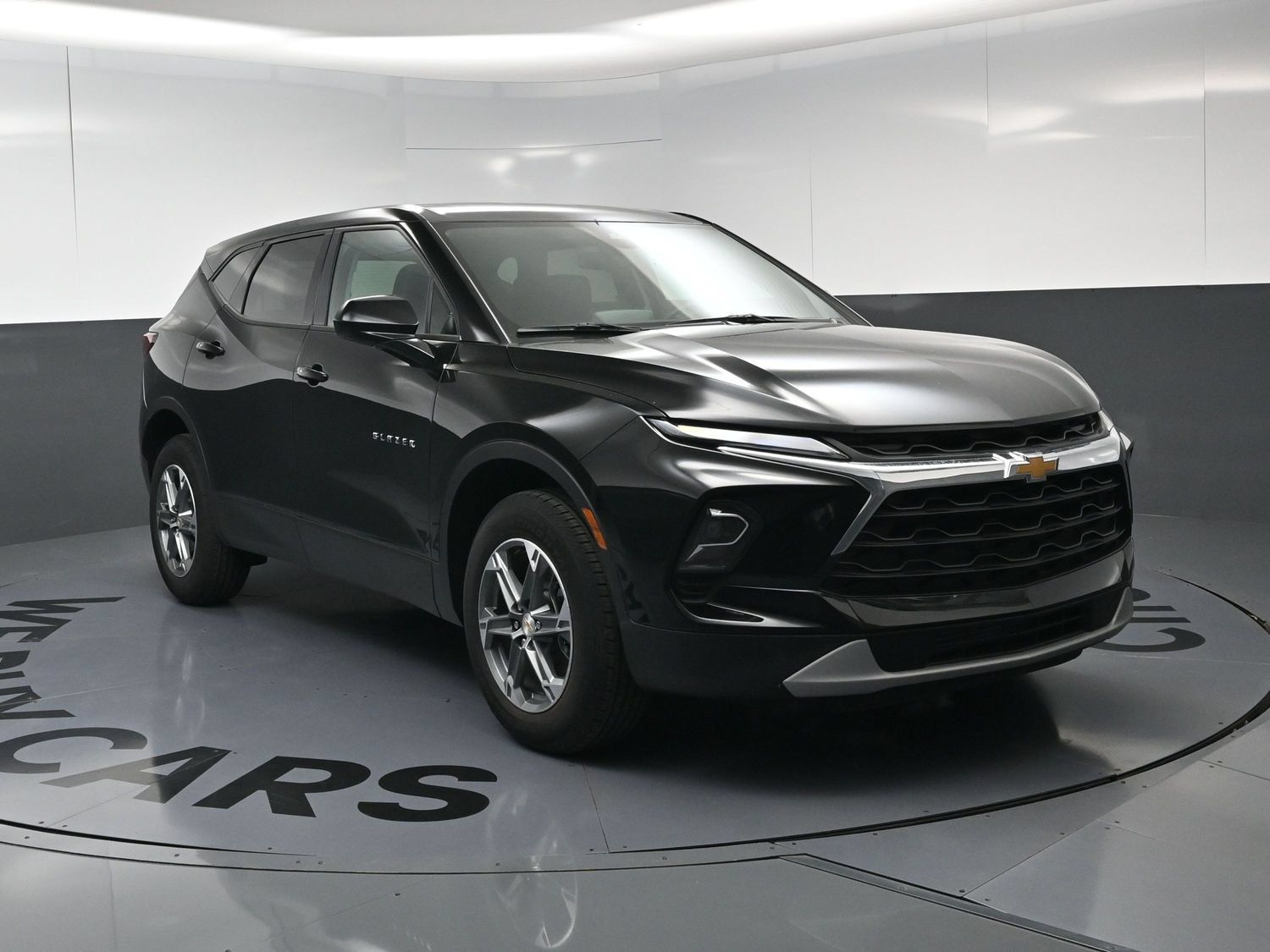 Used 2026 Chevrolet Blazer LT FWD image 2