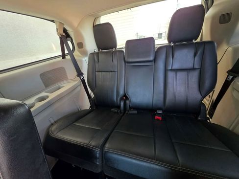 Used 2014 Chrysler Town & Country Touring image 15