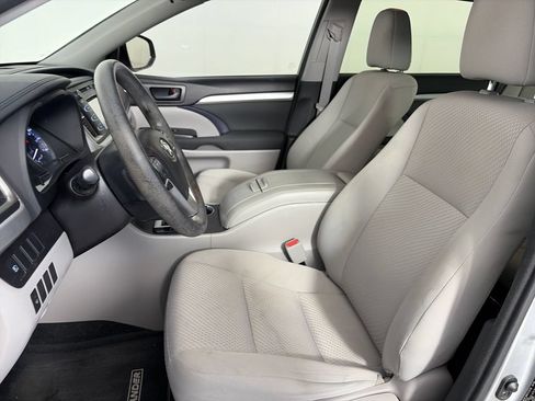 Used 2017 Toyota Highlander LE FWD image 11