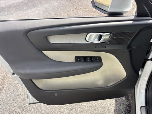 Used 2024 Volvo XC40 B5 Plus w/ Climate Package AWD/4WD image 11