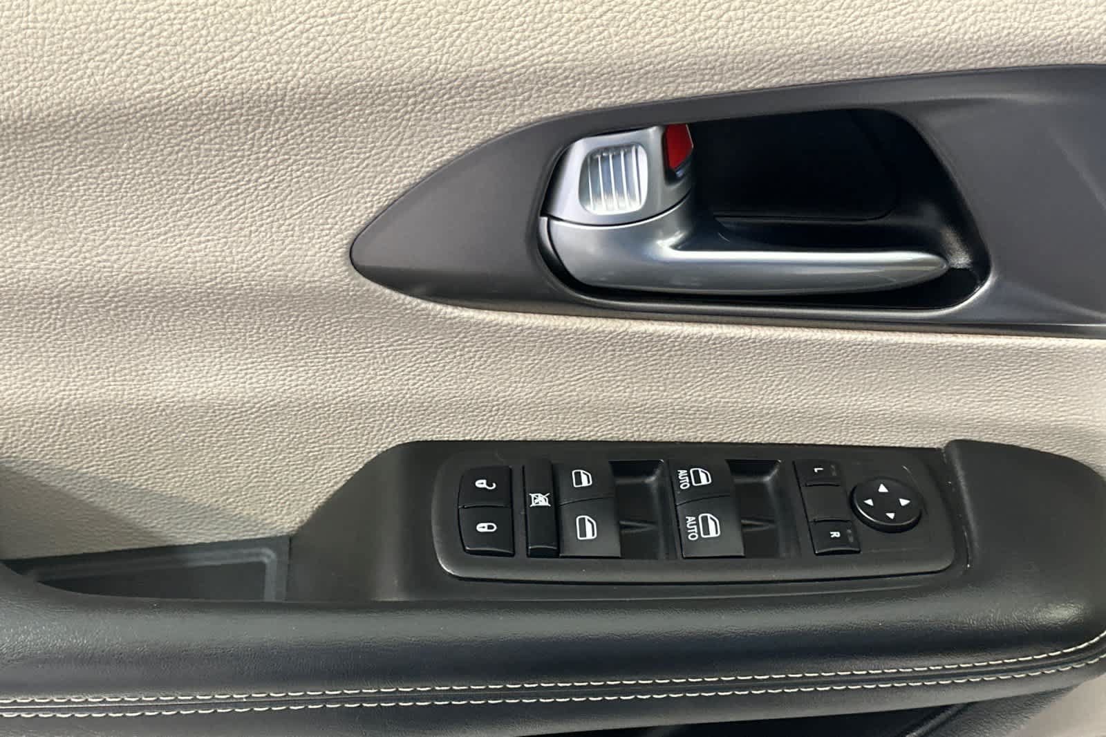 Used 2023 Chrysler Pacifica Touring-L FWD image 18