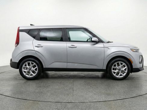Used 2025 Kia Soul LX w/ LX Technology Package image 11