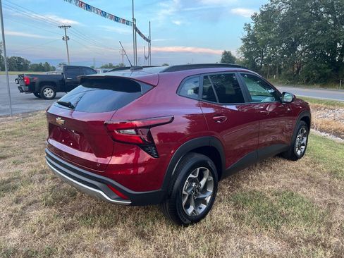 Used 2024 Chevrolet Trax LT w/ Sunroof Package image 3