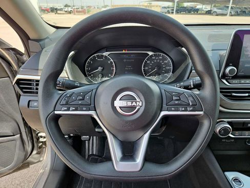 Used 2024 Nissan Altima 2.5 SV FWD image 19