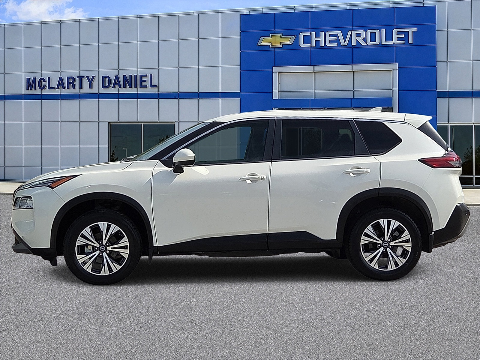 Used 2023 Nissan Rogue SV FWD image 3