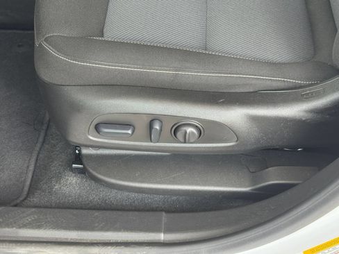 Used 2025 Chevrolet Blazer LT FWD image 23