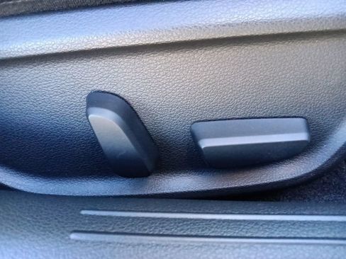 Used 2025 Genesis G70 2.5T image 32