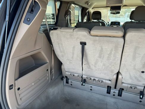 Used 2015 Chrysler Town & Country Touring-L w/ Driver Convenience Group image 37