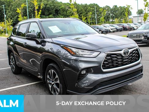 Used 2025 Toyota Highlander XLE AWD/4WD image 3