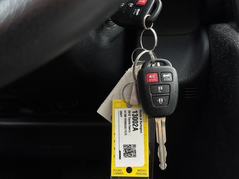 Used 2012 Toyota Camry SE FWD image 12