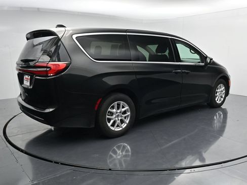 Used 2023 Chrysler Pacifica Touring-L FWD image 8