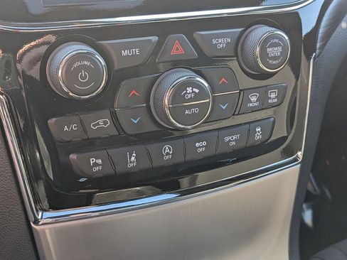 Certified 2022 Jeep Grand Cherokee Laredo E w/ Security & Convenience Group AWD/4WD image 22