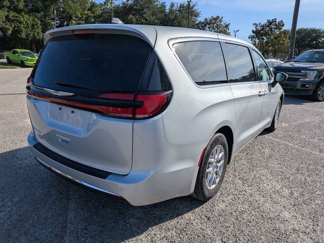 Used 2023 Chrysler Pacifica Touring-L FWD image 4