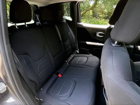 Used 2019 Jeep Renegade Latitude w/ Cold Weather Group AWD/4WD image 22