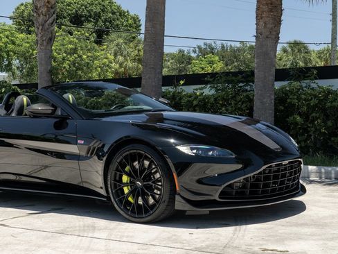 Used 2022 Aston Martin V8 Vantage Roadster RWD image 12