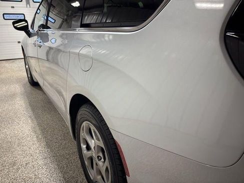 Used 2024 Chrysler Pacifica Limited image 11