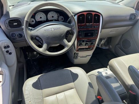 Used 2007 Chrysler Town & Country Touring FWD image 13