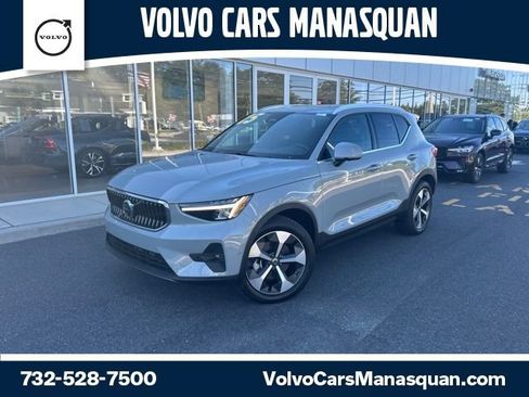 Certified 2025 Volvo XC40 B5 Plus AWD/4WD image 1