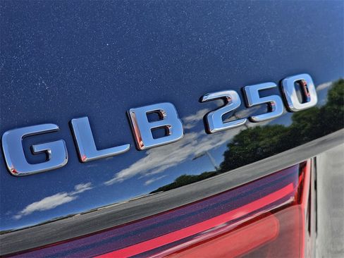 Used 2025 Mercedes-Benz GLB 250 image 12
