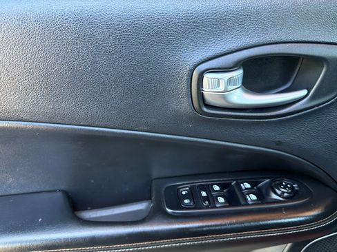 Used 2018 Jeep Compass Latitude w/ Popular Equipment Group AWD/4WD image 12