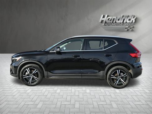 Used 2025 Volvo XC40 B5 Core image 10