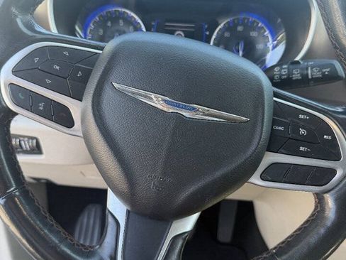 Used 2019 Chrysler Pacifica Touring-L FWD image 7