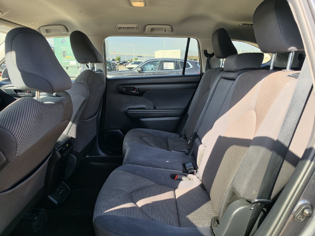 Used 2025 Toyota Highlander LE FWD image 29