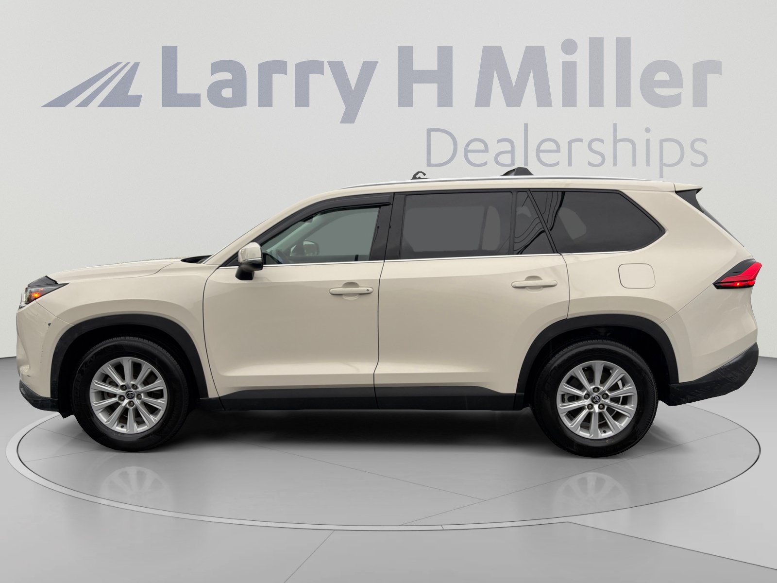 Used 2024 Toyota Grand Highlander FWD image 2