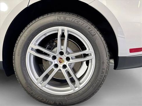 Certified 2025 Porsche Macan AWD/4WD image 25