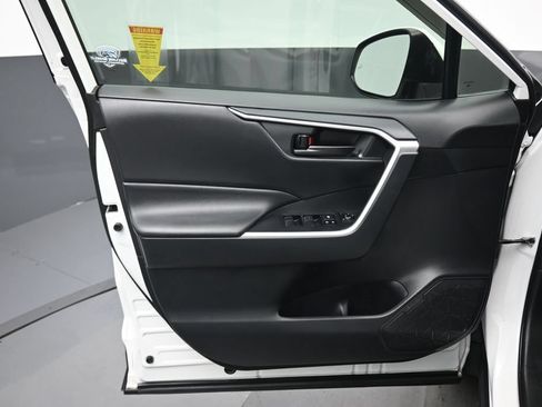Used 2019 Toyota RAV4 LE FWD image 9