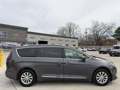 Used 2019 Chrysler Pacifica Touring-L FWD image 8