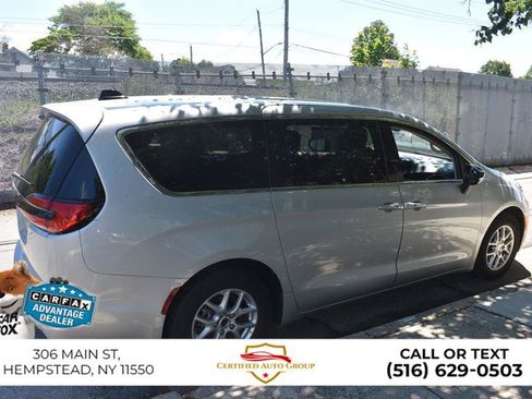 Used 2024 Chrysler Pacifica Touring-L FWD image 5