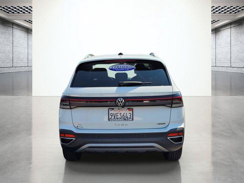Certified 2025 Volkswagen Taos SE w/ Panoramic Sunroof Package AWD/4WD image 9