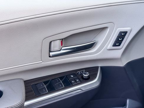 Used 2024 Toyota Sienna Limited image 22