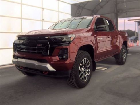 Used 2024 Chevrolet Colorado Z71 w/ Z71 Convenience Package 2 AWD/4WD image 3