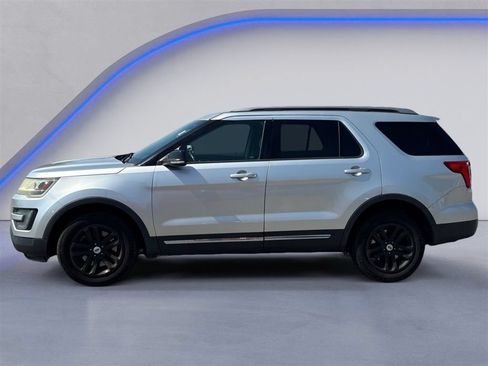 Used 2016 Ford Explorer XLT FWD image 3