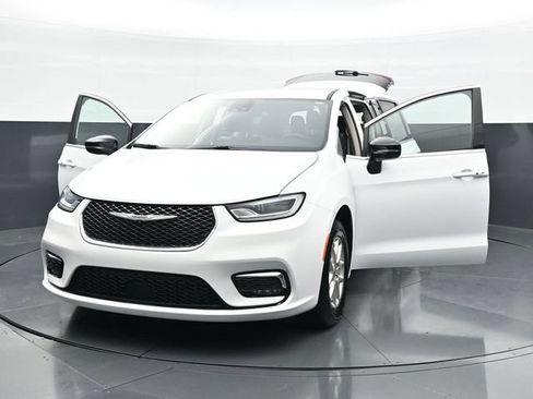 Used 2024 Chrysler Pacifica Touring-L FWD image 48