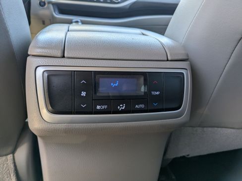 Used 2017 Toyota Highlander Limited image 18
