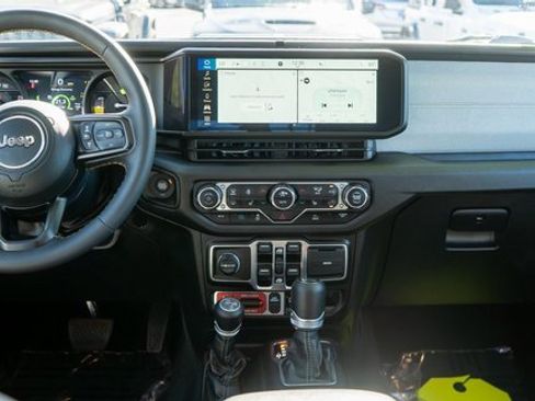 Used 2024 Jeep Wrangler Unlimited image 14