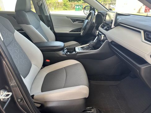 Used 2021 Toyota RAV4 XLE w/ Convenience Package image 13