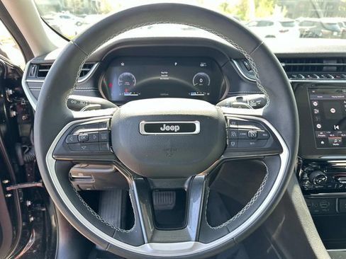 Used 2023 Jeep Grand Cherokee Laredo image 28