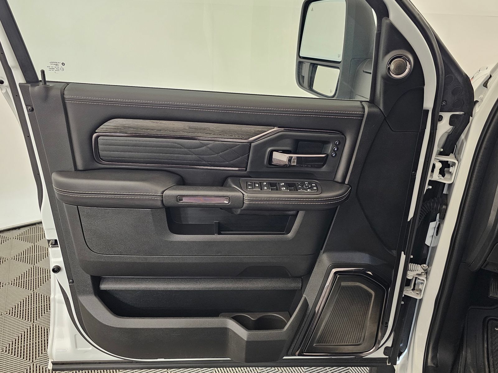 Used 2025 RAM 3500 Limited AWD/4WD image 2